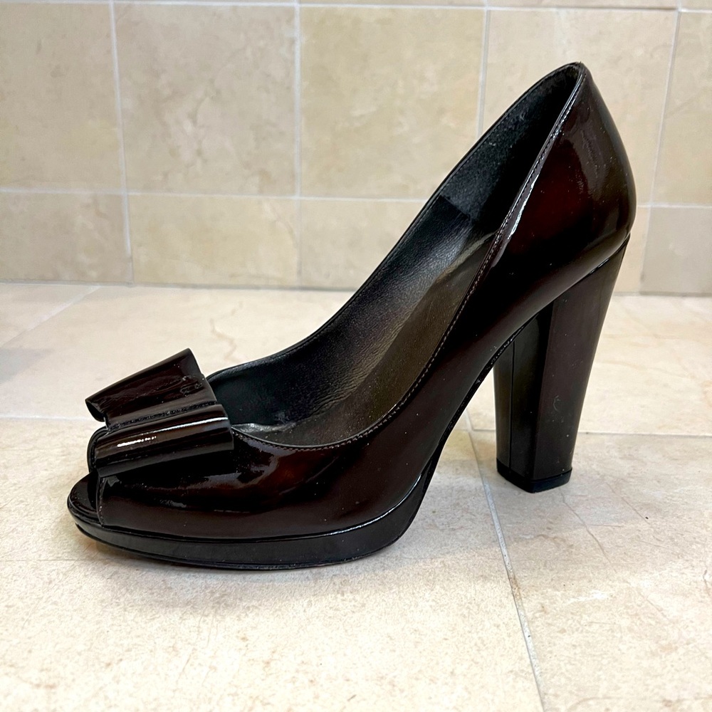 Stuart Weitzman “Bowright” -cafe quasar